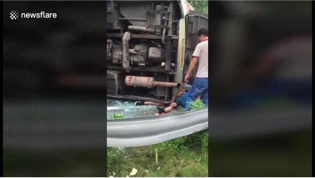 【閲覧注意】超悲惨なスクールバス横転事故! 大量の生徒が窓を突き破って投げ出され… 3人死亡の衝撃=中国の画像5