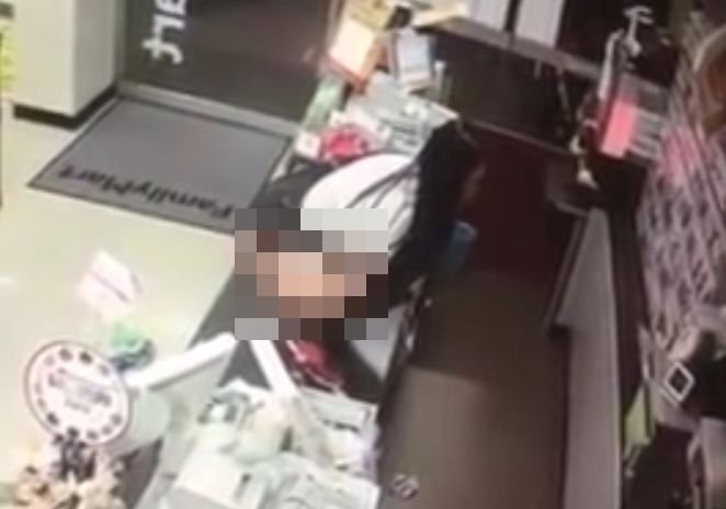 【閲覧注意】コンビニ店員にブチ切れた女が突如カウンターで放尿! その後、冷静におしっこを飲み…微増するスカトロ系迷惑女たち=台湾の画像1