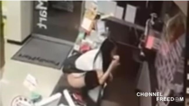 【閲覧注意】コンビニ店員にブチ切れた女が突如カウンターで放尿! その後、冷静におしっこを飲み…微増するスカトロ系迷惑女たち=台湾の画像4