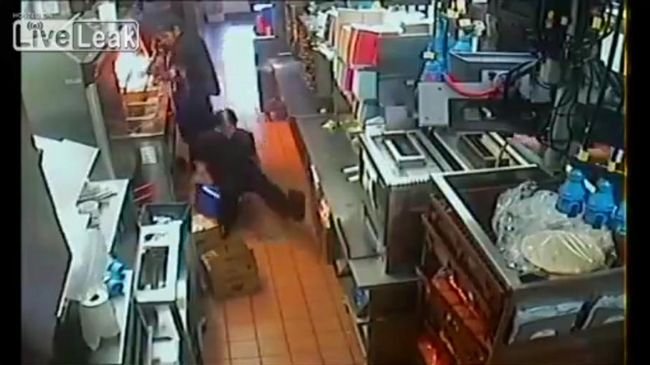 【閲覧注意】海外マクドナルドの超高温フライヤーにドボンした女性の決定的瞬間! 厨房で起きたヤバすぎる労働災害!の画像1