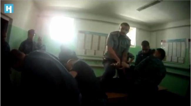 【閲覧注意】ロシア刑務所での鬼畜すぎる拷問映像流出! 水責め、肛門殴打、肌が裂けても気絶できず… 反政府活動家が味わう生き地獄の画像1
