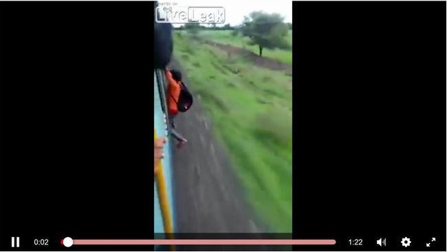【閲覧注意】猛スピードの列車にしがみつく男がついに力尽き…! 自己顕示欲が招いた悲劇か、映画さながらの絶望的光景に絶句=インドの画像1