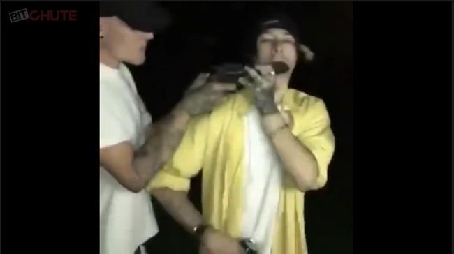 【閲覧注意】銃口にフェラする海外パリピが愚かすぎる! 頬から鮮血が噴き出し… 意味不明すぎる悪ふざけの悲惨な顛末の画像1
