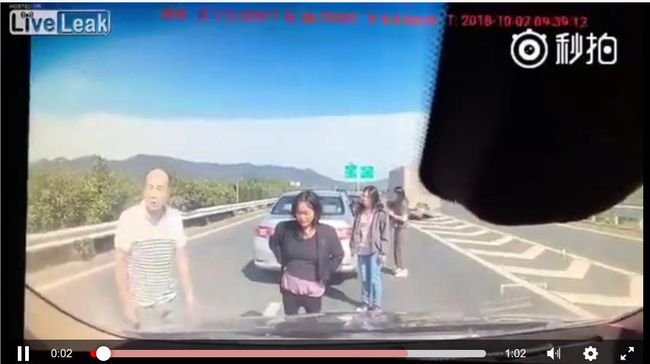 車と車に押し潰されてサンドイッチになった女が悲惨すぎる! 高速道路で車外に出るとこうなる=中国の画像1