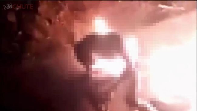 【閲覧注意】儀式殺人の容疑者を群衆が生きたまま焼いて私刑! 空気椅子姿勢で… 狂気の「モブジャスティス」=タンザニアの画像1