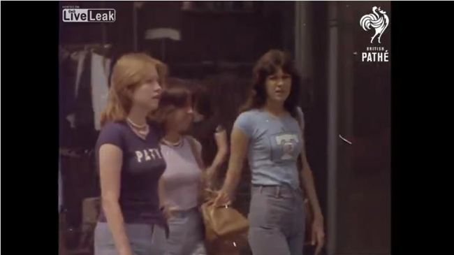 【閲覧注意】並のAV作品よりソソられる「1976年のロンドン熱波記録映像」! 自然な巨乳の谷間、あらわな美尻…の画像1