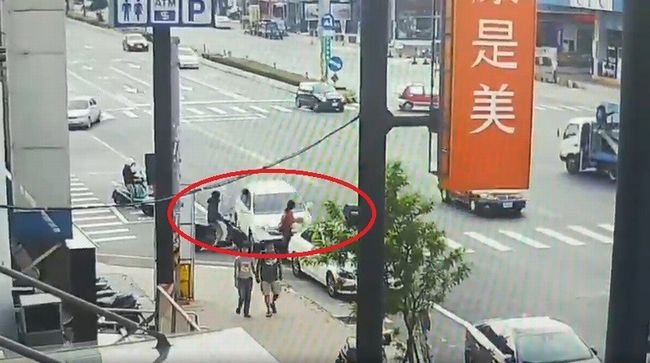 【閲覧注意】「居眠り運転」暴走車が歩行者をお人形さんのようにクルクル吹っ飛ばす瞬間! 交通地獄の中で人間は無力だ=台湾の画像1