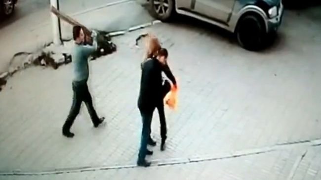 【閲覧注意】角材男が歩行者襲撃、一発で殴り殺す戦慄の光景! あまりにも落ち着いたスローな殺人事件が超ヤバい=ロシアの画像1