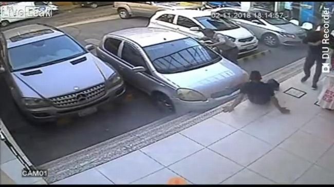 【閲覧注意】車を誘導していた男を襲ったとてつもなく恐ろしい事態とは!? 運転手も発狂するヤバい瞬間!の画像1
