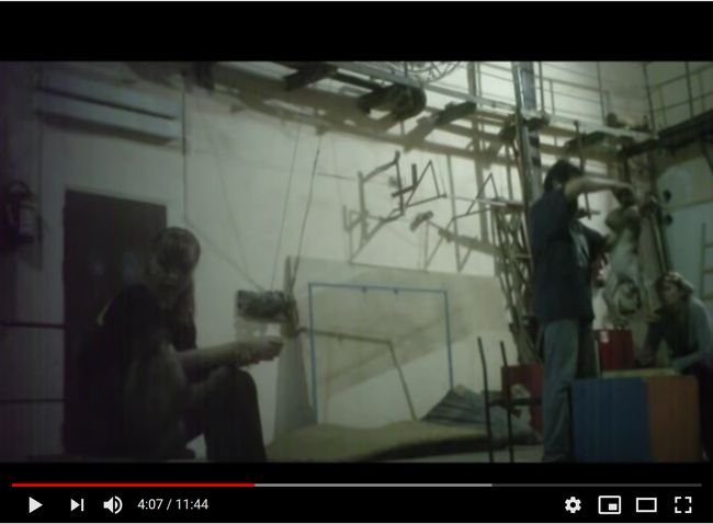 【閲覧注意】ロシアの「猿回し」調教で残酷すぎるサル虐待映像が流出！ 叩き、打ち、投げ… 言葉を失う拷問の世界の画像1