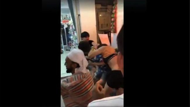 【閲覧注意】微笑みの国タイの「排他主義・外国人暴行映像」に衝撃! 白人女性をあっという間に取り囲み、頭をビンでぶん殴る…の画像3