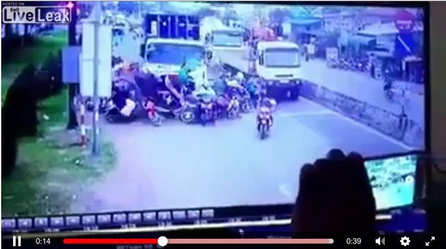【閲覧注意】ベトナムでも暴走車事件が発生! トレーラーが人間を容赦なく潰し… 6人死亡の現場映像が地獄すぎるの画像1