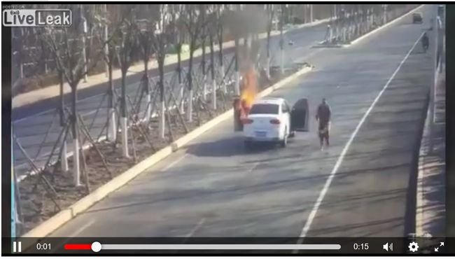 【閲覧注意】車内で火事発生、男が突然火だるまに！ 中国の道路で起きたあまりにも恐ろしい事件を映した衝撃映像の画像1
