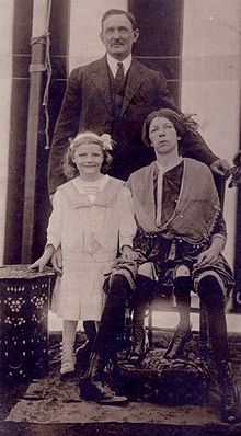 220px-Myrtle_Corbin_with_husband_and_daughter.jpg