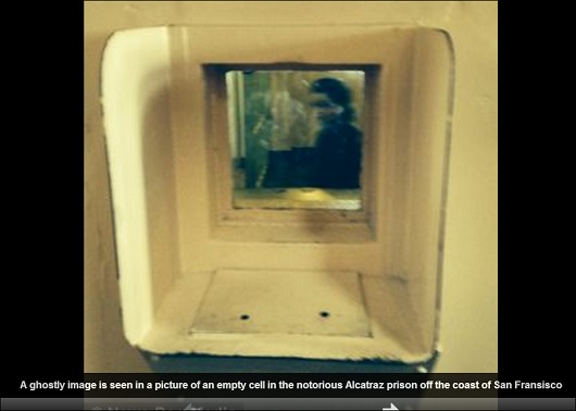 謎を呼ぶ「アルカトラズ刑務所」の心霊写真　面会窓からこちらを睨む女の画像1