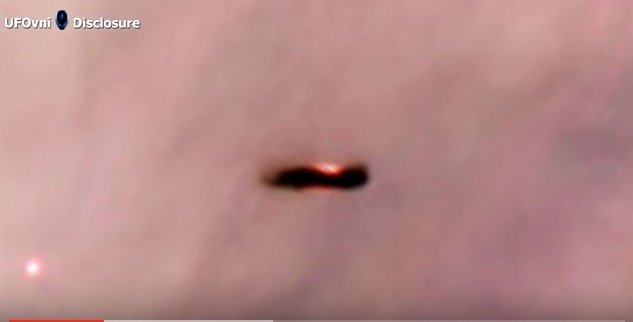 Alien_Starship_near_Nebula04.jpg