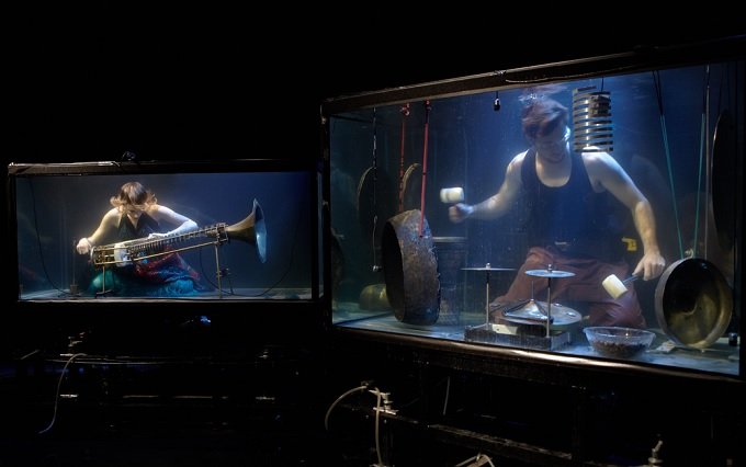 世界初の水中バンド「AquaSonic」がカッコよすぎる! 構想10年、巨大水槽で5人が演奏する異様なパフォーマンスを見よ!の画像2