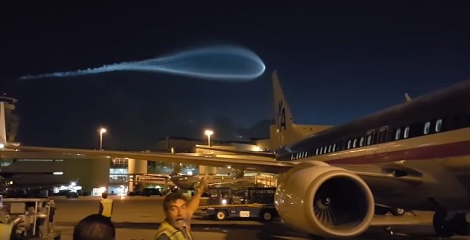 UFOか、隕石か、世界の終わりか!? マイアミ空港に現れた超巨大な青白い光の正体は?の画像1