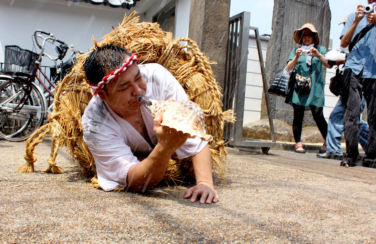 「40年間雨が降っていない」 男たちがぐるぐる巻きにされる大田区の奇祭「水止祭」の画像3