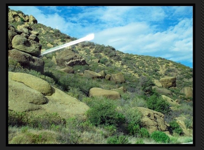 カリフォルニア砂漠地帯で謎すぎる発光体見つかる!! 地下基地から現れた小型UFO!?の画像2