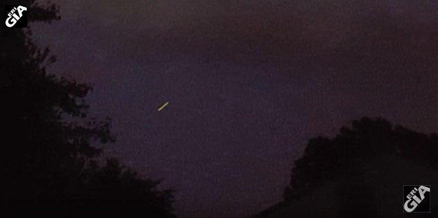【衝撃動画】黄金の昇り龍か、葉巻型UFOか? 嵐の夜空を電光石火で飛び去る謎の物体が激写される!の画像2