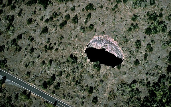 Devilsthroat pit crater Kilauea.jpg