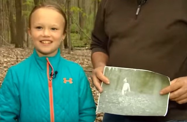 森の監視カメラが捉えた超クッキリ心霊写真に全米大パニック! 少女は異次元トラベラーだった!?の画像3