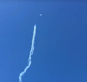 空軍機とUFO?がニアミスの決定的瞬間! 数百人が同時目撃し大騒ぎに=チリの画像3