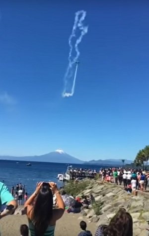 空軍機とUFO?がニアミスの決定的瞬間! 数百人が同時目撃し大騒ぎに=チリの画像2