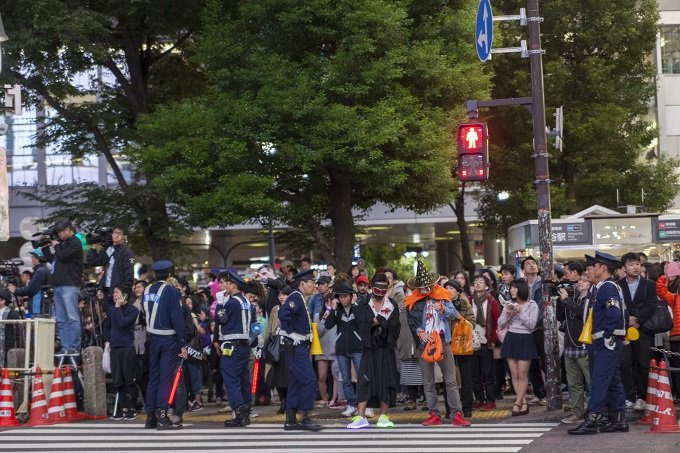 渋谷のハロウィン騒動、マスコミ報道にヤラセ疑惑!? 「謝礼でサクラを呼び出し、瓶ビールをわざと…」TV関係者が暴露の画像1