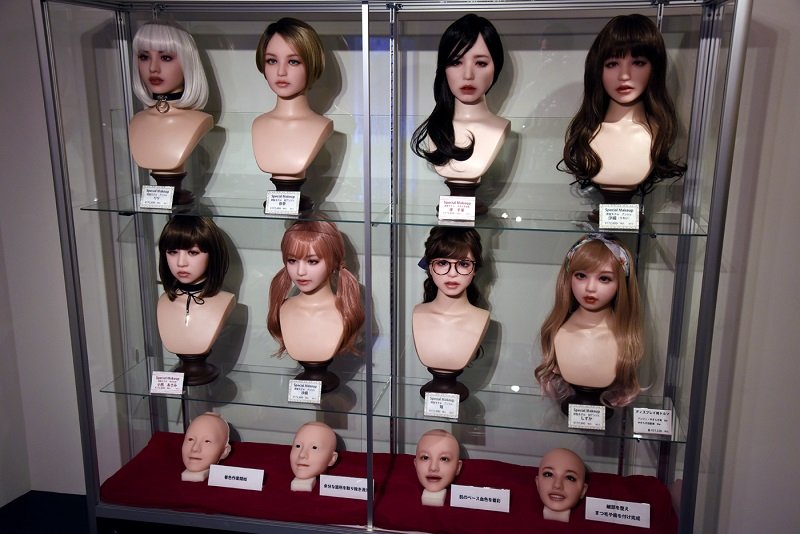 オリエント工業ラブドール40年間の集大成 『今と昔の愛人形』展にメロメロ! しゃべるドールの乳首からラブジュースも放出の画像8