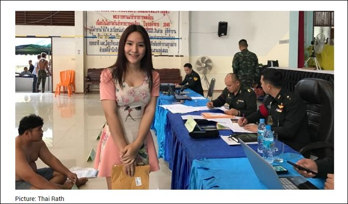タイの徴兵検査に現れた超絶美しいレディーボーイ3人を選出! あまりの可愛さに警察官も職務を忘れるレベル!の画像5