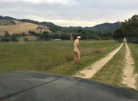 全裸の日本人、突如イタリアの野原にワープ？ リアル『テルマエ・ロマエ』事例か？の画像1