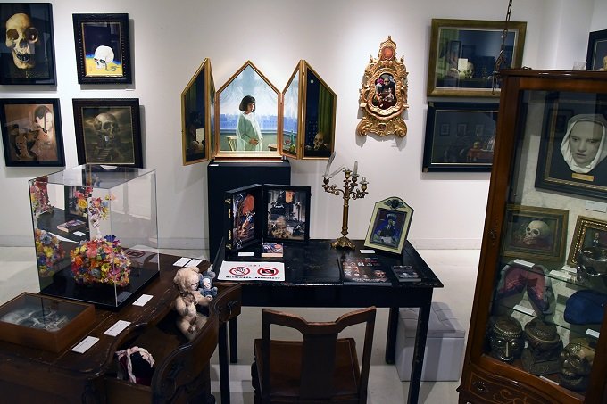 推理作家・折原一の骸骨だらけの仕事部屋を完全再現! 暗黒画家・石田黙の正体も判明 『メメント・モリ』展がヤバいの画像6
