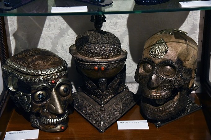推理作家・折原一の骸骨だらけの仕事部屋を完全再現! 暗黒画家・石田黙の正体も判明 『メメント・モリ』展がヤバいの画像5