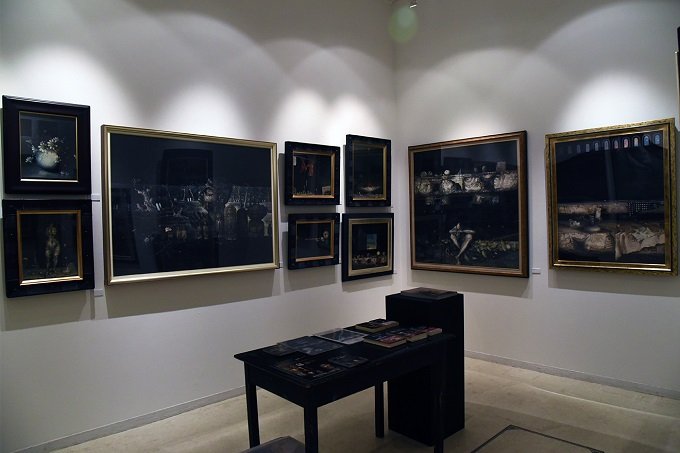 推理作家・折原一の骸骨だらけの仕事部屋を完全再現! 暗黒画家・石田黙の正体も判明 『メメント・モリ』展がヤバいの画像11