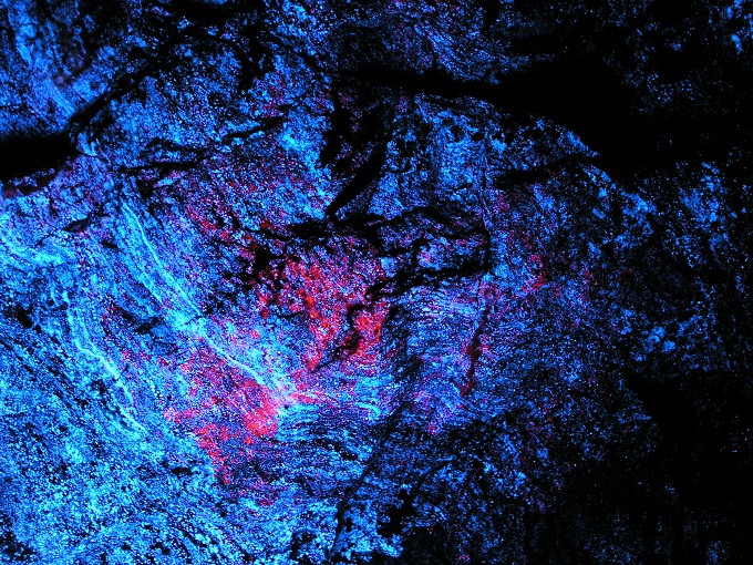 ラピュタの飛行石か？ 今は無き日本の秘境「暗黒のトンネルで青く光る石」が美しすぎた…！の画像1