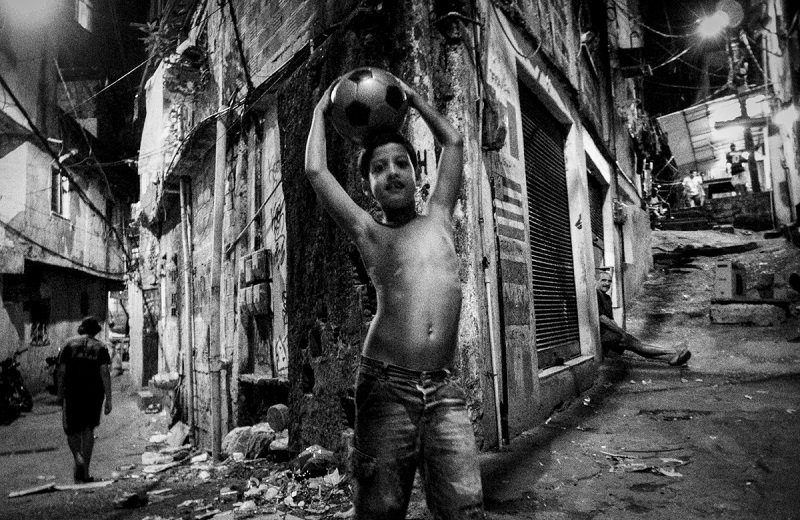 銃口向けられ、ギャングに突撃され…！ 最悪のスラム街を10年間撮り続けた「クレイジージャーニー」写真家・伊藤大輔インタビューの画像3