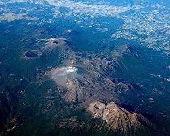 【緊急警告】新燃岳噴火→数カ月以内にM8巨大地震や富士山噴火の法則! 11のデータが証明する恐怖の連鎖、3.11とも完全一致!の画像2