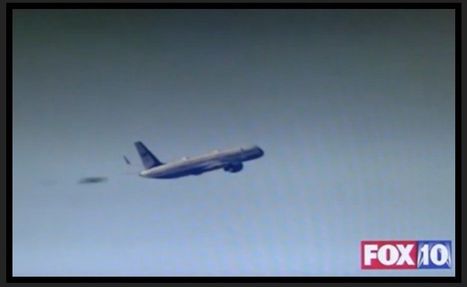 トランプ大統領の飛行機を先導する2機のUFOがニュース番組に映り込む! 選挙支援をしていたのは宇宙人!?の画像4