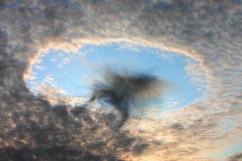 雲にぽっかり空いた巨大な穴!! UFOか、自然現象か?の画像3
