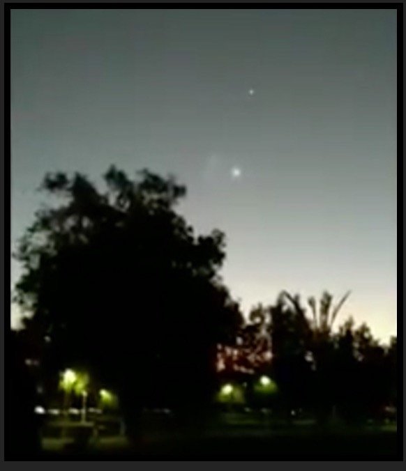 【これぞガチUFO、住民大興奮】「煙の塊を吐く謎すぎる発光体」がクウェート上空に出現! 複数撮影される!の画像2