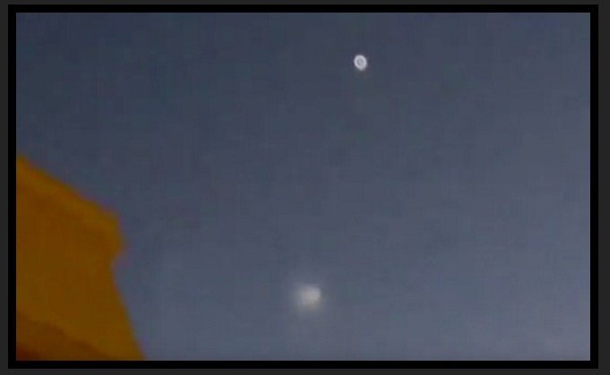 【これぞガチUFO、住民大興奮】「煙の塊を吐く謎すぎる発光体」がクウェート上空に出現! 複数撮影される!の画像3