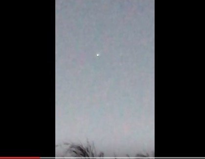 【これぞガチUFO、住民大興奮】「煙の塊を吐く謎すぎる発光体」がクウェート上空に出現! 複数撮影される!の画像4