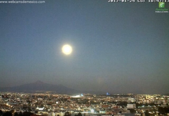 月ソックリのUFOがカメラ目がけて迫りくる瞬間映像！ メキシコ火山から時速3400kmで急接近？の画像2