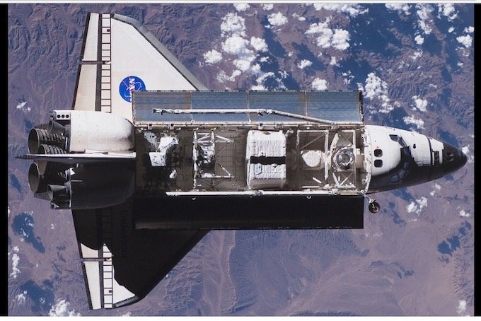謎の巨大メカ・ホタルがNASA公開のエンデバー映像にハッキリ写りこむ！「50年前にも同じことが…」の画像1