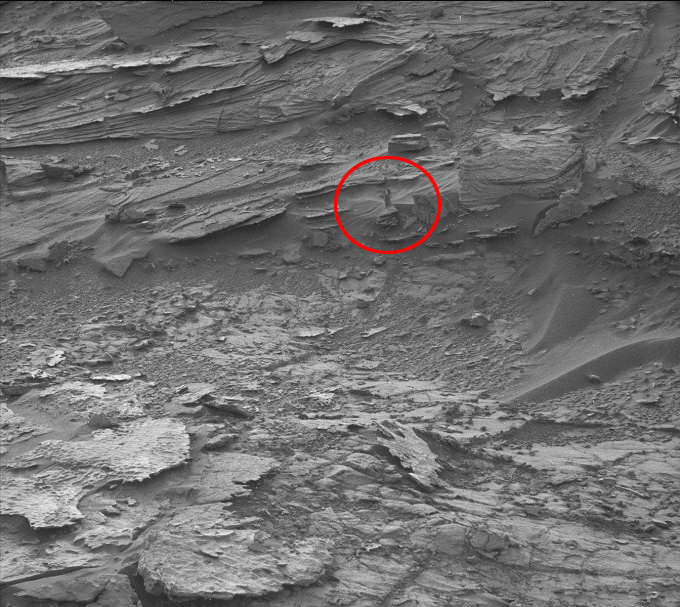 火星を歩く貴婦人?の姿が激写される!胸元の開いたドレス、日傘……驚愕の風貌!!の画像1