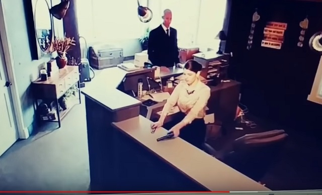 衝撃の「リアルMIB映像」がついに流出!! 黒スーツの白人が会社訪問、受付で異常行動…宇宙人調査か!?の画像2