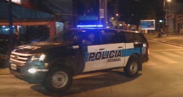 アルゼンチン警察が「10頭身のグレイ型宇宙人」を激写、地元紙が報道！ ジッとカメラを睨む姿がクッキリ！の画像1