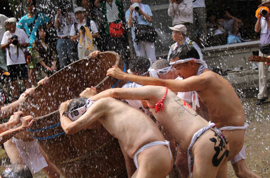 【動画・写真】奥秩父の奇祭「甘酒こぼし」 ― 裸の漢たちが200リットルの甘酒をぶっかけ合うカオスの画像6